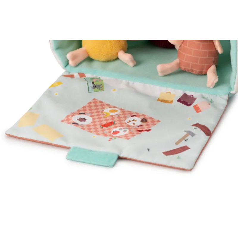 Houses of the wolf and the 3 little pigs