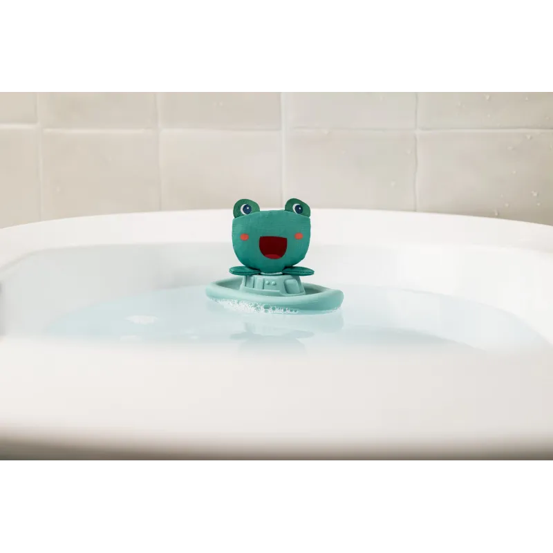 James la grenouille et son bateau flottant