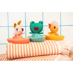 Gaspard le canard et son bateau flottant