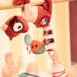 Hangende maki knuffel - Elvis houdt zich vast