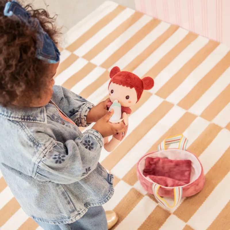 Muñeco Bebé Mio 21 cm con capazo rosa y biberón | Desde 12 meses