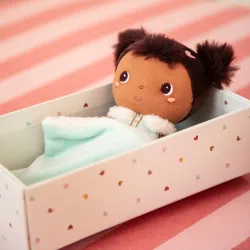 Mini Bébé Jackie 18 cm | Muñeca de tela con cuna blanca