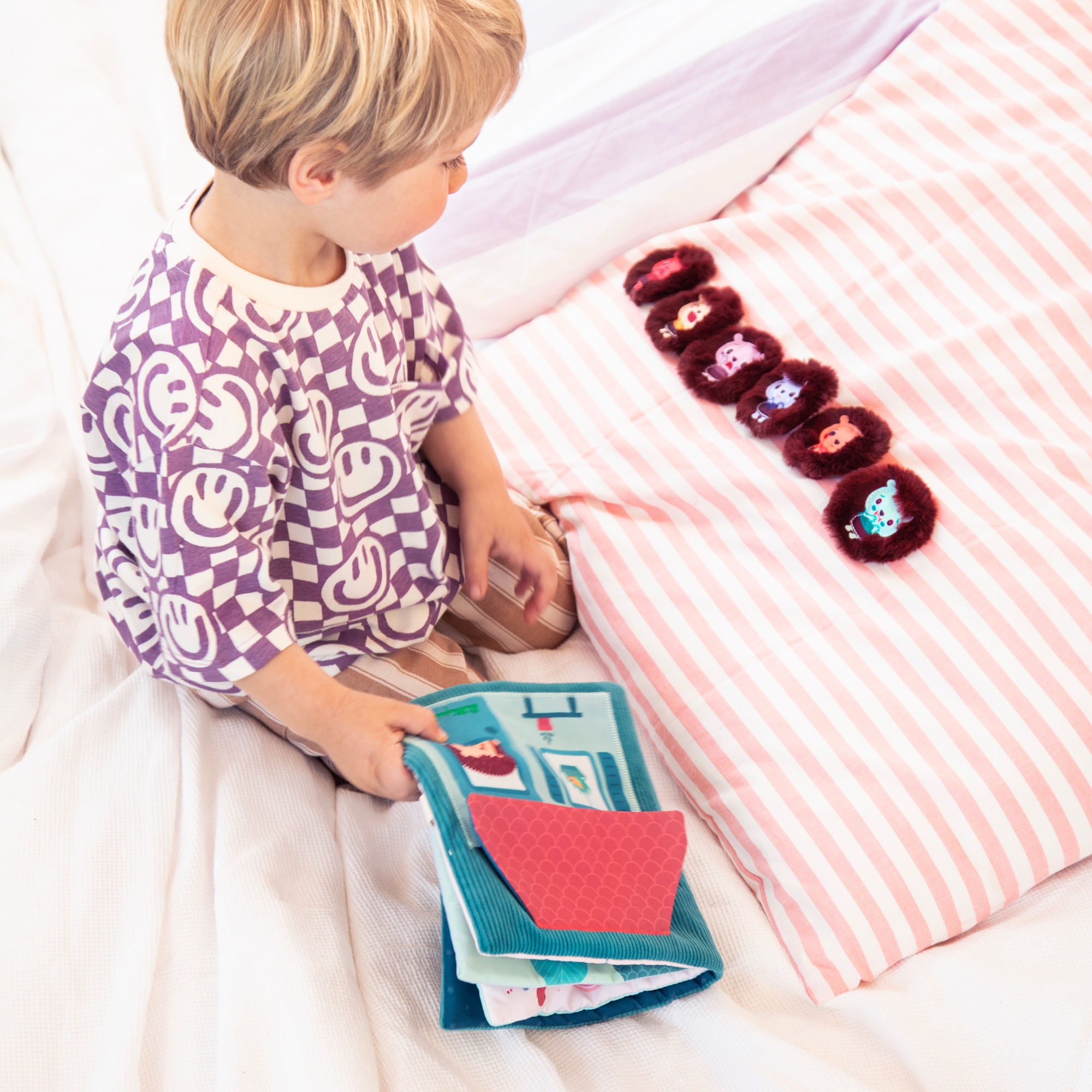 Enfant jouant avec livre Léon des émotions LIlliputiens