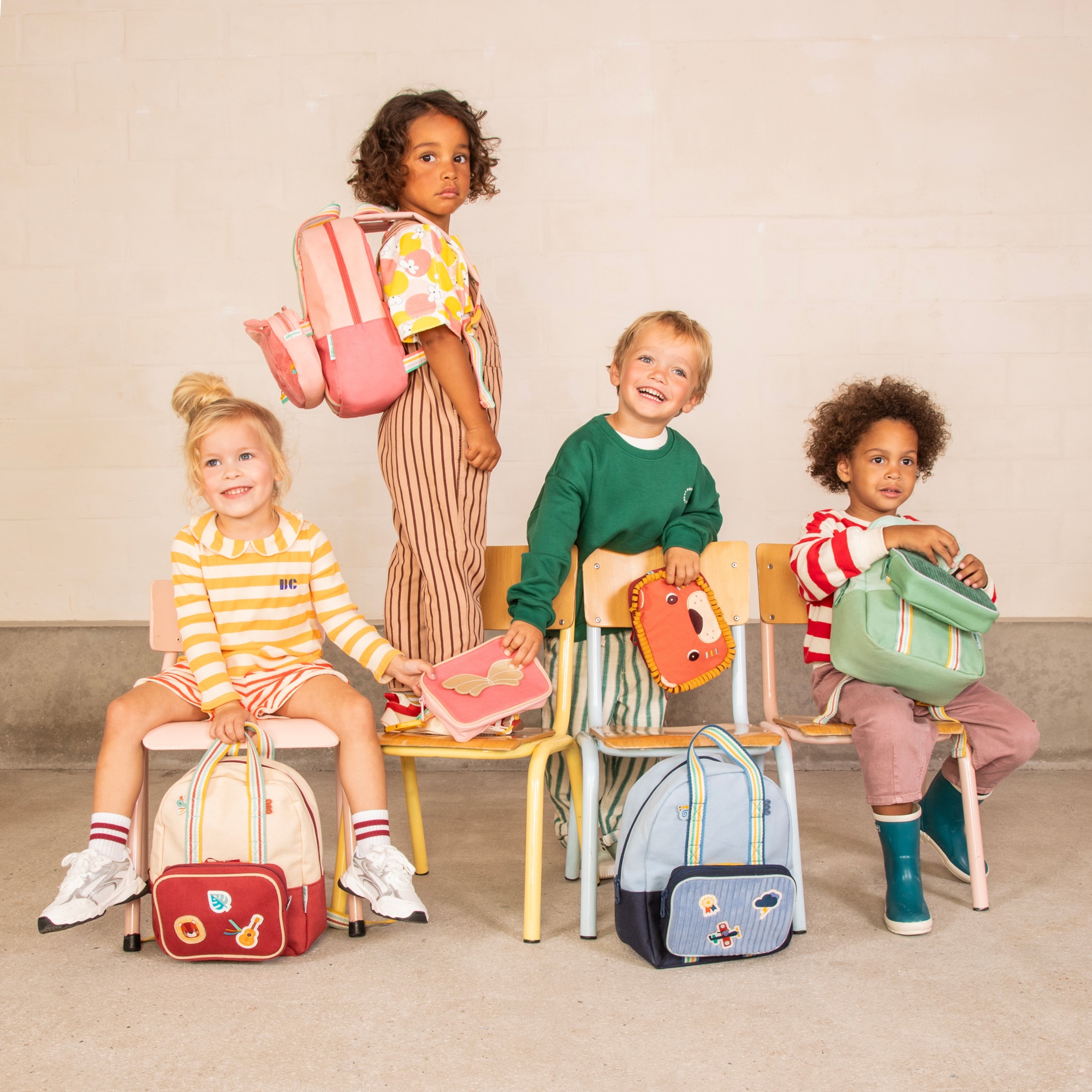 Enfants avec sacs à dos et pochettes Mix & Match Lilliputiens