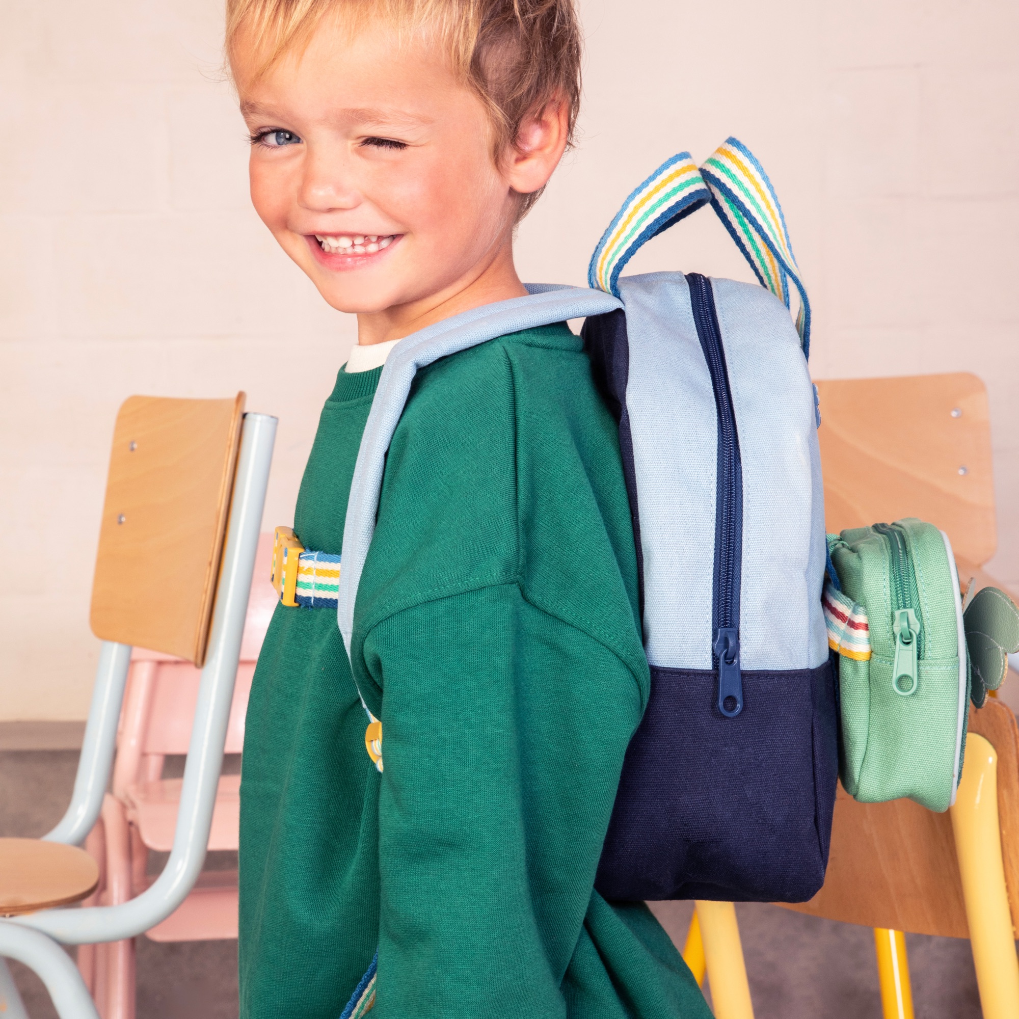 Enfant portant un sac à dos et pochette Mix & Match Lilliputiens